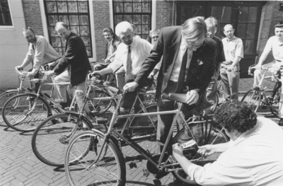 SGP-0053 Fietstochtje van het gemeentepersoneel, met fiets vooraan: burgemeester Asselbergs.