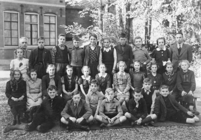 SGP-0154 Zierikzee. Openbare Lagere School, Nieuwe Bogerdstraat. Achterste rij, geheel links: leraar A. Brand.