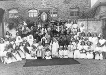 SGP-0218 Zierikzee. Kinderen van de St. Willibrordschool, verkleed, vermoedelijk ter gelegenheid van een manifestatie ...
