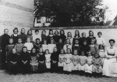 SGP-0228 Zierikzee. Christelijke lagere school, op de speelplaats achter kleuterschool Rehoboth , hoek ...