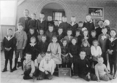SGP-0236 Zierikzee. Christelijke lagere school. Rechts met kind op de arm: meester W.P.L. Bakker.