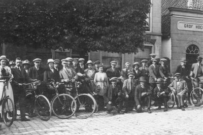 SGP-0299 Schouwen-Duiveland. Leden van de fietsclub, tijdens een gezamenlijke tocht.