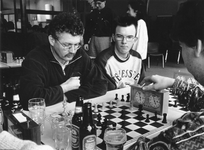 SGP-0339 Schouwen-Duiveland. Schaken. Schaakwedstrijden Zuid-Nederland. Links: Martin Krijger.