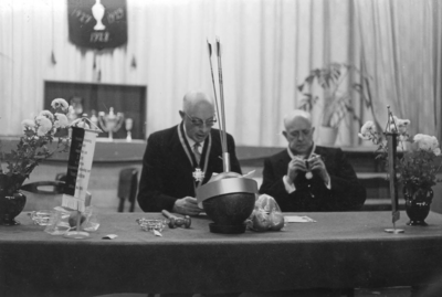 SGP-0351 Zierikzee. Handboogschietvereniging Sint Jan . Viering 60-jarig jubileum. Links: J.C. Röhner (voorzitter), ...