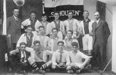 SGP-0403 Schouwen-Duiveland. Rooms-katholieke voetbalvereniging Schouwen . Het kampioensteam, met reserves en leiders. ...