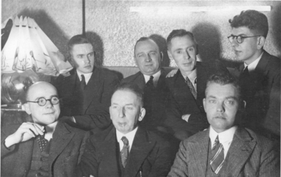 SGP-0493 Zierikzee. Een groep heren, waarschijnlijk ondernemers. Rechts boven: M. Doeleman HJzn., middelste onder: H.J. ...