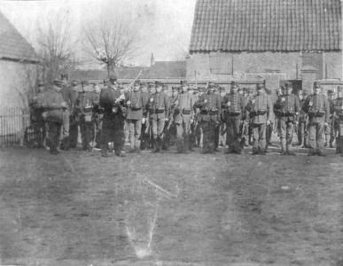 SGP-0532 Zierikzee. Lombardstraat / Achterzijde Kerkhof nz. 8. Militairen staan aangetreden op het plein achter het ...