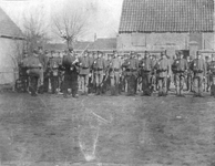 SGP-0532 Zierikzee. Lombardstraat / Achterzijde Kerkhof nz. 8. Militairen staan aangetreden op het plein achter het ...