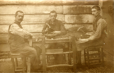 SGP-0536 Dreischor. Naar alle waarschijnlijkheid de de heer Eyke (links) en zijn zoon Martinus (rechts), schoenmakers ...