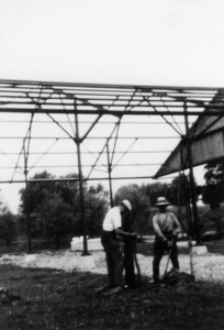 SGP-0588 Zierikzee. N. de Krijger (r.), knecht bij Van Westen. De persoon links is vermoedelijk C. van Westen.