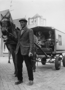 SGP-0604 Zierikzee. Scharensliep C. Rossen met zijn wagen, waarin Anne Rossen en Cees Rossen.