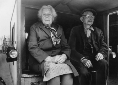 SGP-0606 Zierikzee. Scharensliep C. Rossen, met echtgenote, op zijn wagen.