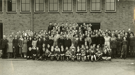 SGP-0642 Zierikzee. Rijks Hogere Burger School. Binnenplaats (achterzijde) schoolgebouw Manhuisstraat. Groepsfoto