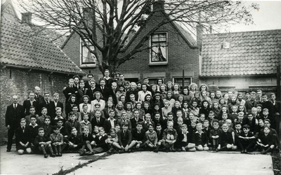 SGP-0643A Zierikzee. Rijks Hogere Burger School. Binnenplaats voormalige Kweekschool, i.v.m. vordering schoolgebouw ...