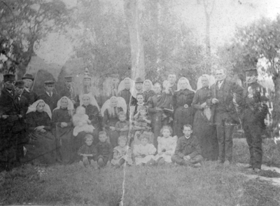 SGP-0674 Ellemeet. Oudendijk. Boerderij 'Oudhof', eigenaar M. den Boer. Leden van de families Den Boer, Bij de Vaate en ...