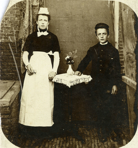 SGP-0778 Adriana Brouwers (Zierikzee 30-06-1889) als dienstmeisje en haar broer Pieter Brouwers (Zierikzee 16-07-1891), ...