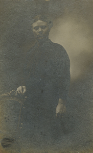 SGP-0780 Zierikzee. Dieuwke J. Bakker (Hollum 03-10-1888), als naai-juffrouw aangesteld in het Burgerweeshuis op 01-12-1908
