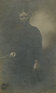 SGP-0780 Zierikzee. Dieuwke J. Bakker (Hollum 03-10-1888), als naai-juffrouw aangesteld in het Burgerweeshuis op 01-12-1908