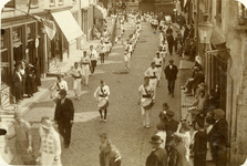 SGP-0791 Zierikzee. Varremarkt, gezien richting Balie. Optocht van Rust Roest tijdens de feestelijkheden.