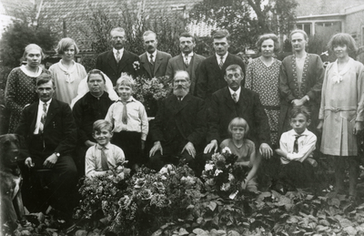 SGP-0852 Familie Berrevoets. Hendrik Berrevoets (Kerkwerve 26-01-1857, Zierikzee 03-07-1937, zittend vierde van links), ...