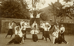 SGP-0903 Zierikzee. Manhuisstraat. Schoolplein R.H.B.S. Dames gymnastiek groep van de gymnastiek ver. Rust Roest , ...