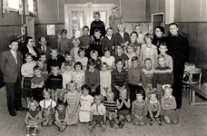 SGP-1005 Zierikzee. Poststraat. Korpszaal Leger des Heils. Groepsfoto van de kinderen van de zondagsschool. De leiding ...