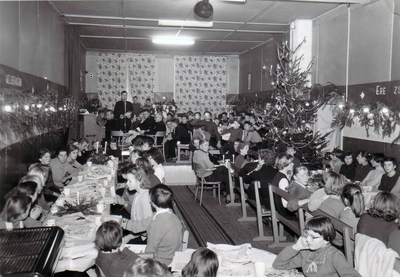 SGP-1010 Zierikzee. Poststraat. Korpszaal Leger des Heils. Kerstviering met de deelnemers aan de verschillende clubs ...