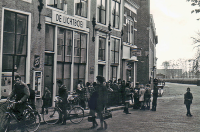 SGP-1011 Zierikzee. Poststraat. Korpsgebouw Leger des Heils - Clubhuis 'De Lichtboei'. Wachtende deelnemers voor ...