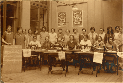 SGP-1125 Zierikzee. Borduurcursus der Singer Maatschappij gehouden in juni 1926. 3e van links: Geertje Adriaantje van ...