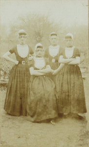 SGP-1160 Foto's van de familie Beije-Jonker. Vrouwen in Walcherse dracht. J.H. Jonker