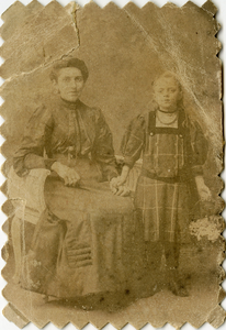 SGP-1186 Catharina Jacoba Uyl (1873-1913, gehuwd met Jacobus van Oeveren, en haar dochter Maria Krina van Oeveren