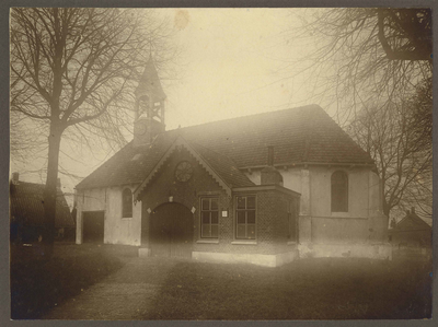 SJL-0034 Sirjansland. Kerklaan. De Ned. Herv. Kerk, die in 1958 is afgebroken en waarvoor toen een nieuw modern gebouw ...