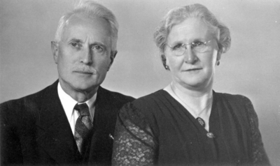 SP-0020 Zierikzee. W.P.L. Bakker en M.H. Bakker-van Rootselaar. W.P.L. Bakker (1886-1976), onderwijzer aan de Chr. ...