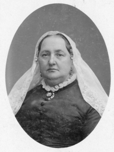 SP-0050 Maria Geelhoed (1834-1912), gehuwd met Kornelis Berrevoet. In vermoedelijk Schouwen-Duivelandse streekdracht, ...