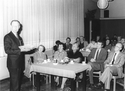SP-0079 Schouwen-Duiveland. Links: J. van Bommel, burgemeester van Duiveland 1979-1986. Tweede van rechts vooraan: T. ...