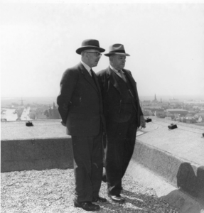 SP-0415 Zierikzee. H.D. Louwes en C.J. van Westen. Foto genomen op het dak van de zojuist geopende graansilo van de ...