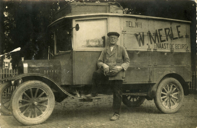 SP-0771 Zierikzee. Bestelwagen van kruidenier/grossier W. Merle (Havenplein). Chauffeur Nicolaas van der Weele (geb. ...