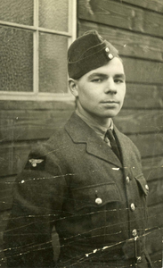 SP-0794 Flight sergeant K.P. Froud. Woonplaats: Maidstone (G.Br.). Gesneuveld: Zierikzee, 26 juli 1943, begr. Bergen op ...