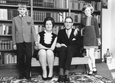 SP-1075 Zierikzee. Ds. A. Lam (predikant Herv. gemeente 1963-1968) en zijn gezin bij het afscheid van Zierikzee. ...
