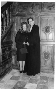 SP-1076 Zierikzee. Ingang Gasthuiskerk. Ds. A. Lam (predikant Herv. gemeente 1963-1968) en echtgenote, mevr. G.C.E. ...