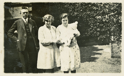 SP-1118 Locatie onbekend. Henk Okkerse (1900-1972) en Bastiaantje Okkerse-Waardenburg (1903-2003) met hun baby ...