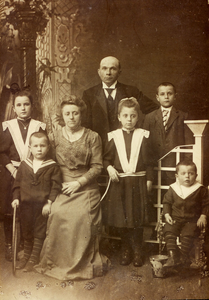 SP-1120 Locatie onbekend. Het gezin Waardenburg-Dijken met Cornelis Waardenburg (1870-1939), dominee te Bruinisse en ...