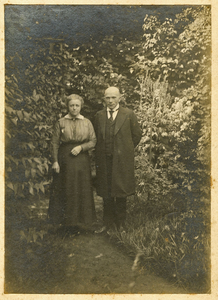 SP-1122 Locatie onbekend. Dominee Cornelis Waardenburg (1870-1939) samen met zijn vrouw Hillegonda Harmanna Dijken ...