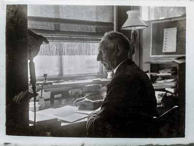 SP-1240 Zierikzee. Marinus Isheim (1864-1937) in zijn kantoor van de Provinciale Stoombootdienst op de Oosterschelde