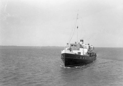STO-0016 Oosterschelde. Veerboot Zierikzee-Katseveer, de Koningin Emma (?) van de P.S.D.