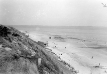 STO-0066 Strand bij Westenschouwen met bunkers en links voor een zogenaamd Toebruk mitrailleursnest. Foto vanaf de trap ...