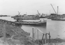 STO-0068 De haven van Burghsluis met schepen vol stortsteen die spoedig in de geulen bij het Schelphoek gedumpt zullen ...