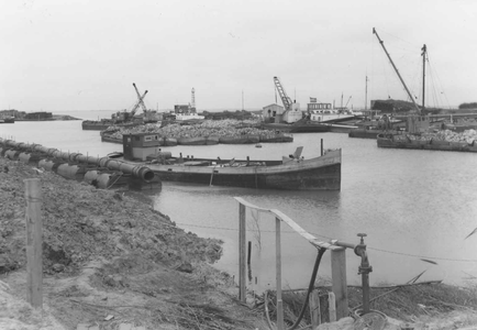 STO-0068 De haven van Burghsluis met schepen vol stortsteen die spoedig in de geulen bij het Schelphoek gedumpt zullen ...