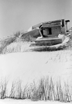 STO-0090 Westenschouwen. Bunker, die door duinafslag naar beneden is gegleden en spoedig na de opname op het strand zal ...