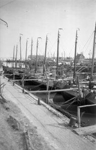 STO-0160 Gedeelte van de vissersvloot van Bruinisse in hun thuishaven